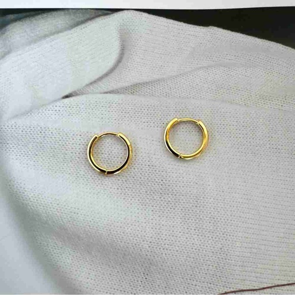 Jewelry - Elegant Gold Hoop Earrings